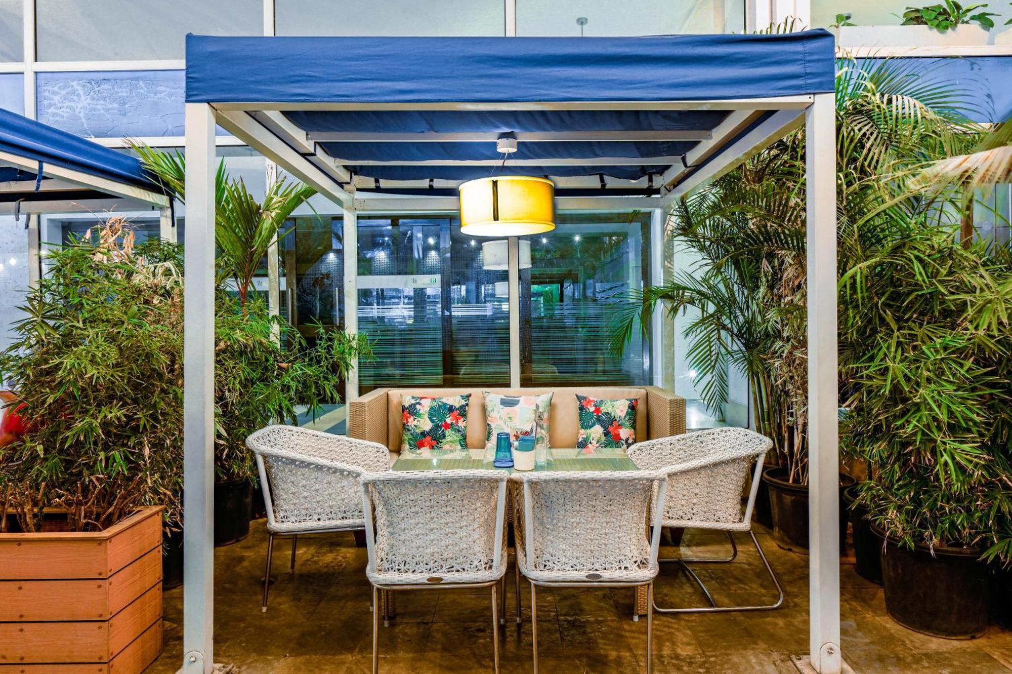 The Park Bangalore, Mg Road Luaran gambar A pergola in a restaurant