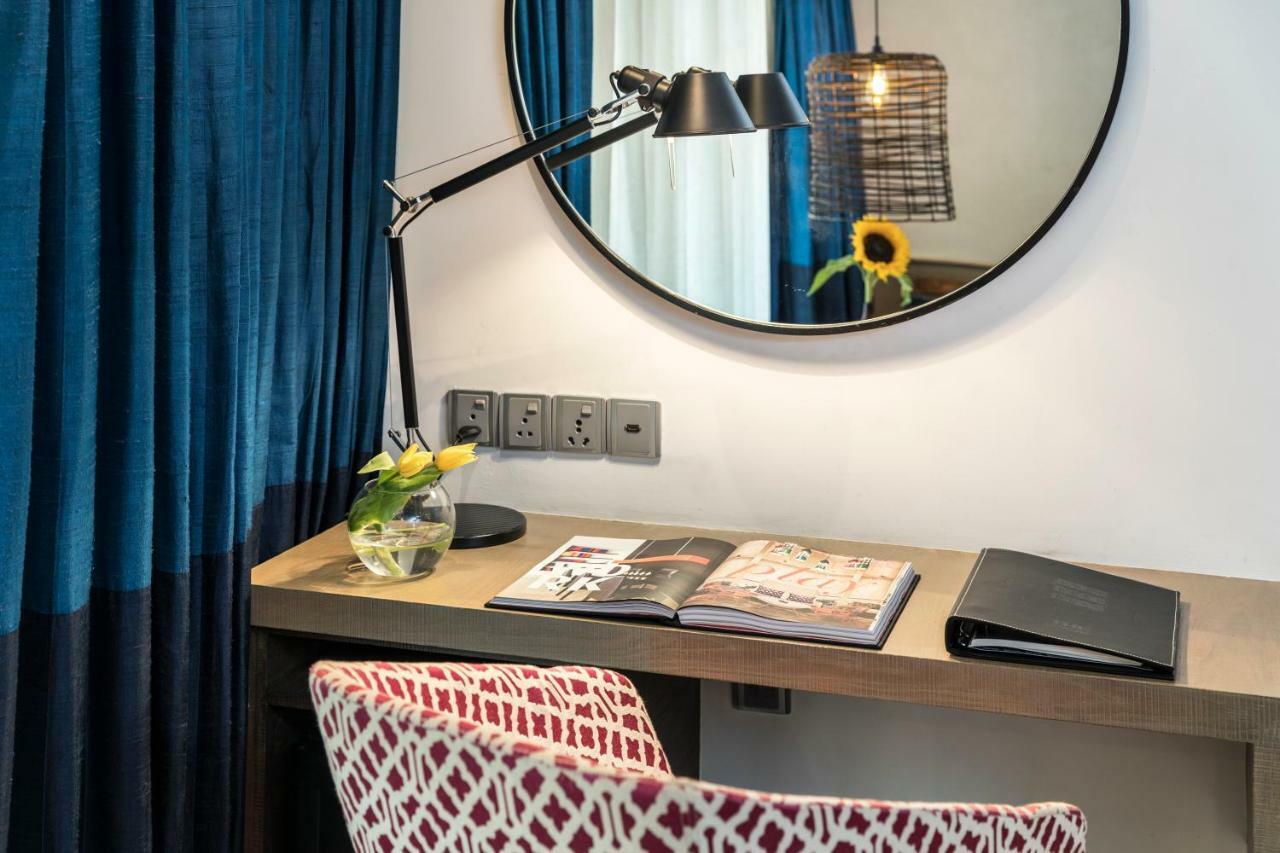 The Park Bangalore, Mg Road Luaran gambar A desk in a hotel room